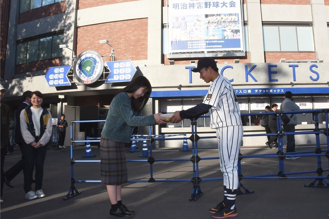 明治神宮野球大会に挑む湘南 札幌両キャンパスの硬式野球部にレモンのはちみつ漬けを差し入れました キャンパスニュース 東海大学 Tokai University 明治神宮野球大会に挑む湘南 札幌両キャンパスの硬式野球部にレモンのはちみつ漬けを差し入れました キャンパスニュース 東海大学 Tokai University
