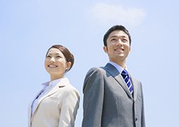 青空と女性と男性