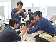 学生たちが研修しています