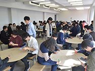 学生たちが研修しています