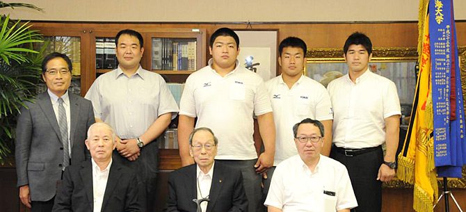 全日本学生柔道優勝大会７連覇の男子柔道部が代々木キャンパスで優勝を報告しました