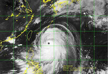 情報技術センターと宇宙情報センターが台風８号の最新画像を公開しています