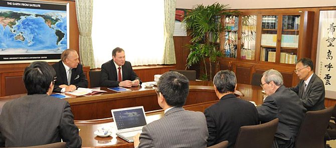 極東連邦総合大学の副学長と同大学函館校校長が代々木キャンパスを訪問しました