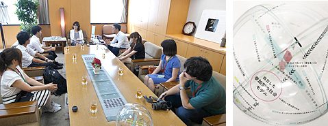 デザイン学課程の学生が政府の会議での取り組みを稲田大臣に報告しました