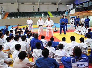 武道学科の光本教授らがアラブ首長国連邦で柔道の指導と視察を行いました