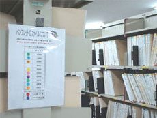 オフィス内の棚とホワイトボード