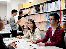 オフィス内にいる老若男女