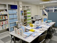 オフィス内のデーブルと本棚