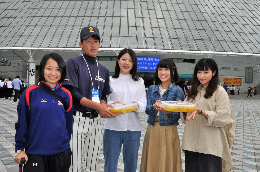 よょさんぽが札幌キャンパス・九州キャンパスの硬式野球部にレモンのはちみつ漬けを差し入れました