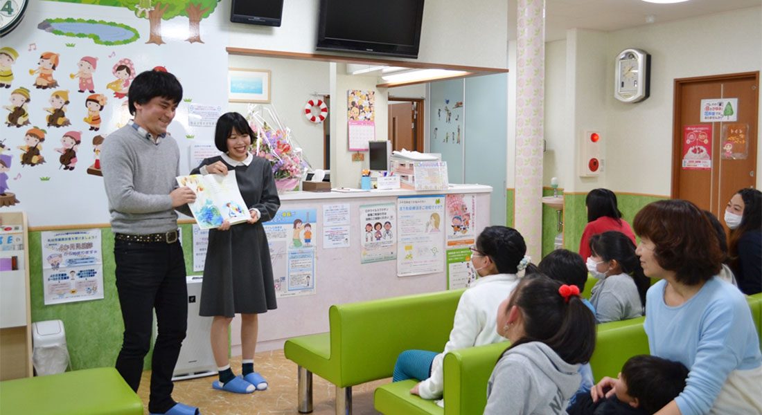 病院ボランティアプロジェクトが手づくり絵本の贈呈式と読み聞かせ会を行いました チャレンジセンターニュース 東海大学 Tokai University