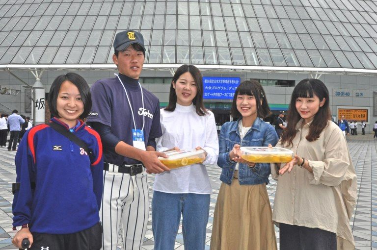 九州野球部・はちみつレモン贈呈_525.jpg
