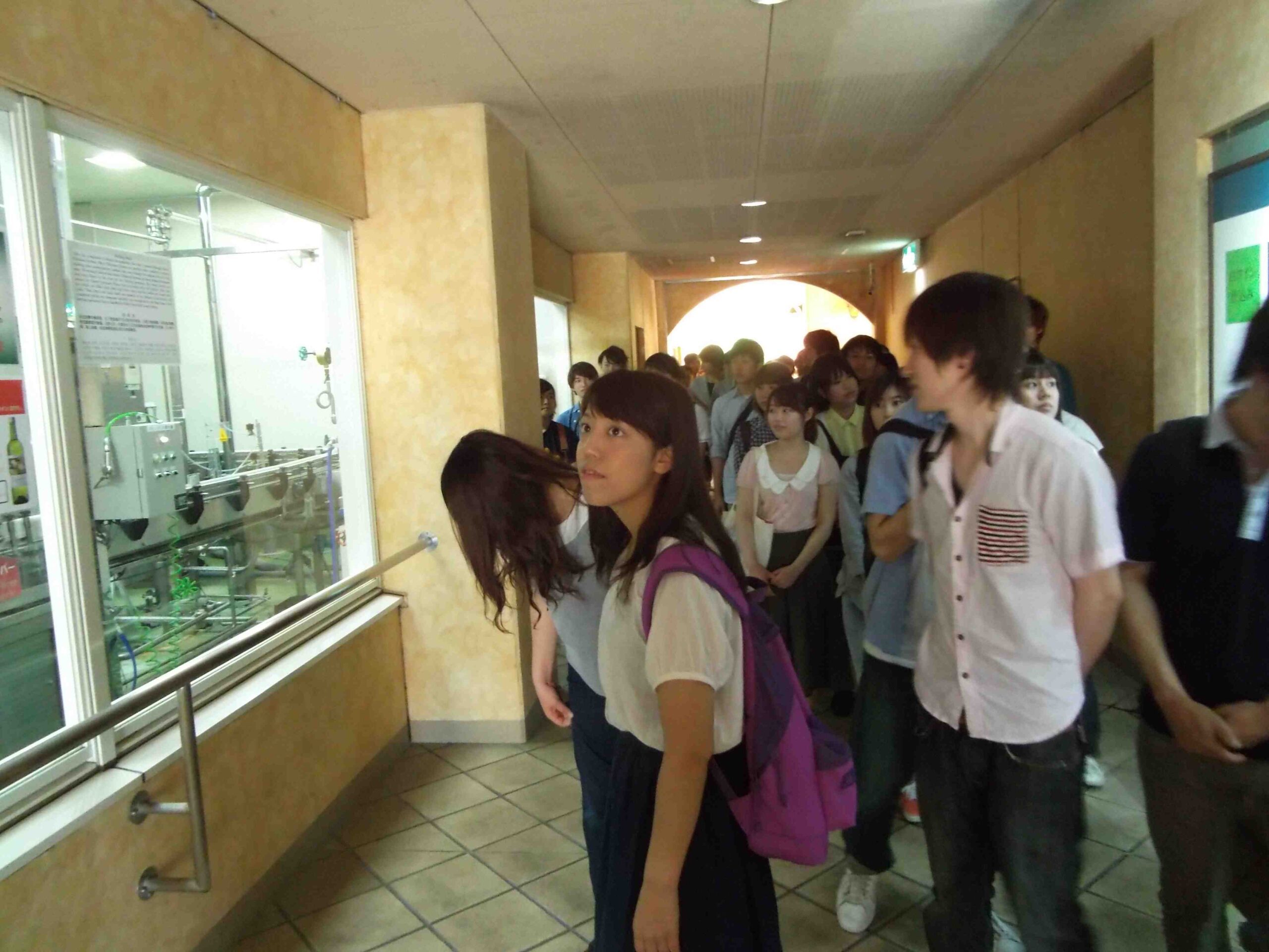 バイオサイエンス学科の３年次生が工場見学01.jpeg