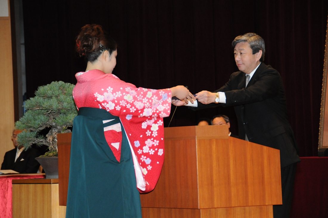ｈｐ報告「春学期学位授与式」02.jpg