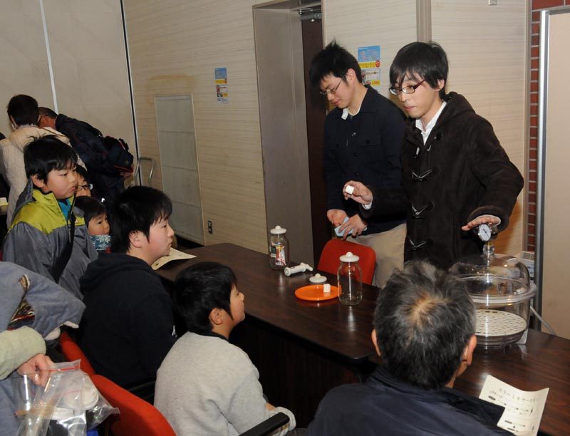 チャレｈｐ報告「科学広場」01.JPG