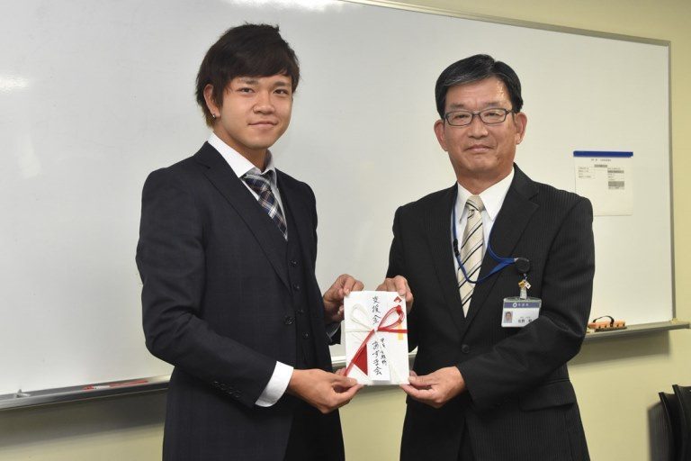 あずま会支援金贈呈 (1)_525.jpg