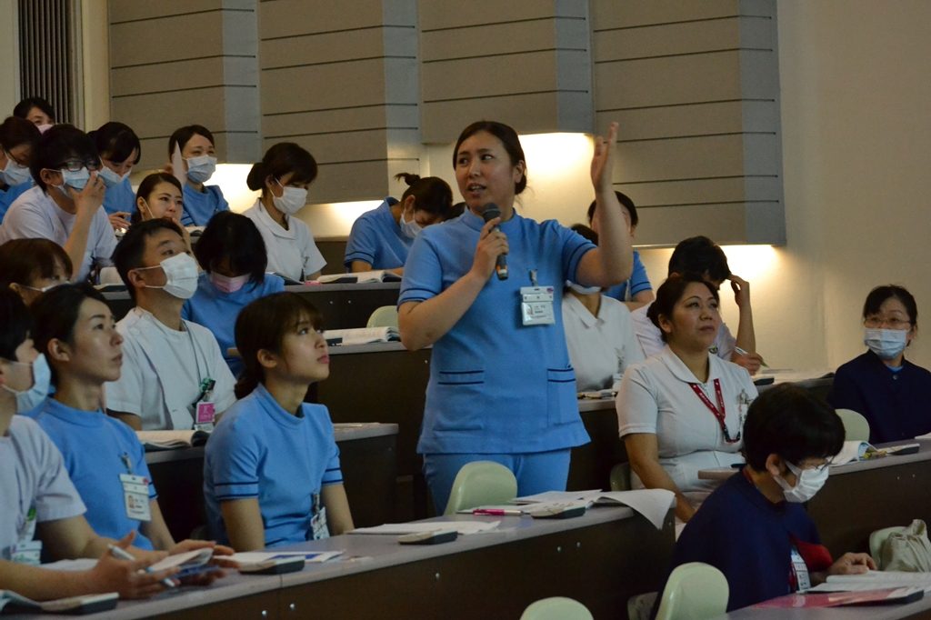 伊勢原hp報「看護研究発表会」 (2).jpg