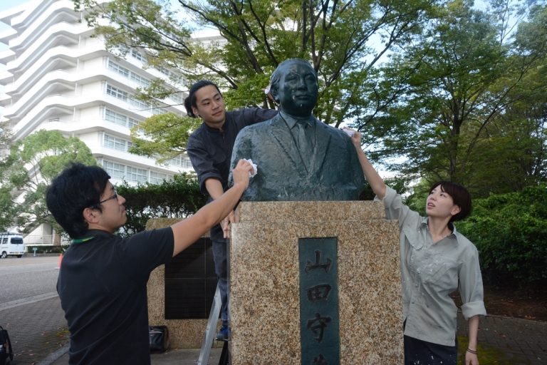 彫刻を触る１ 525.jpg