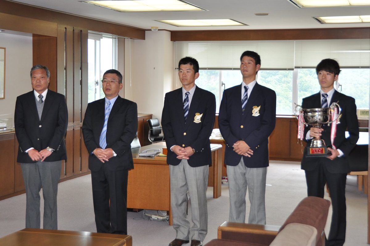 札幌キャンパスの硬式野球部が松前理事長らに札幌６大学野球春季リーグの優勝と全日本大学野球選手権出場を報告しました キャンパスニュース 東海大学 Tokai University