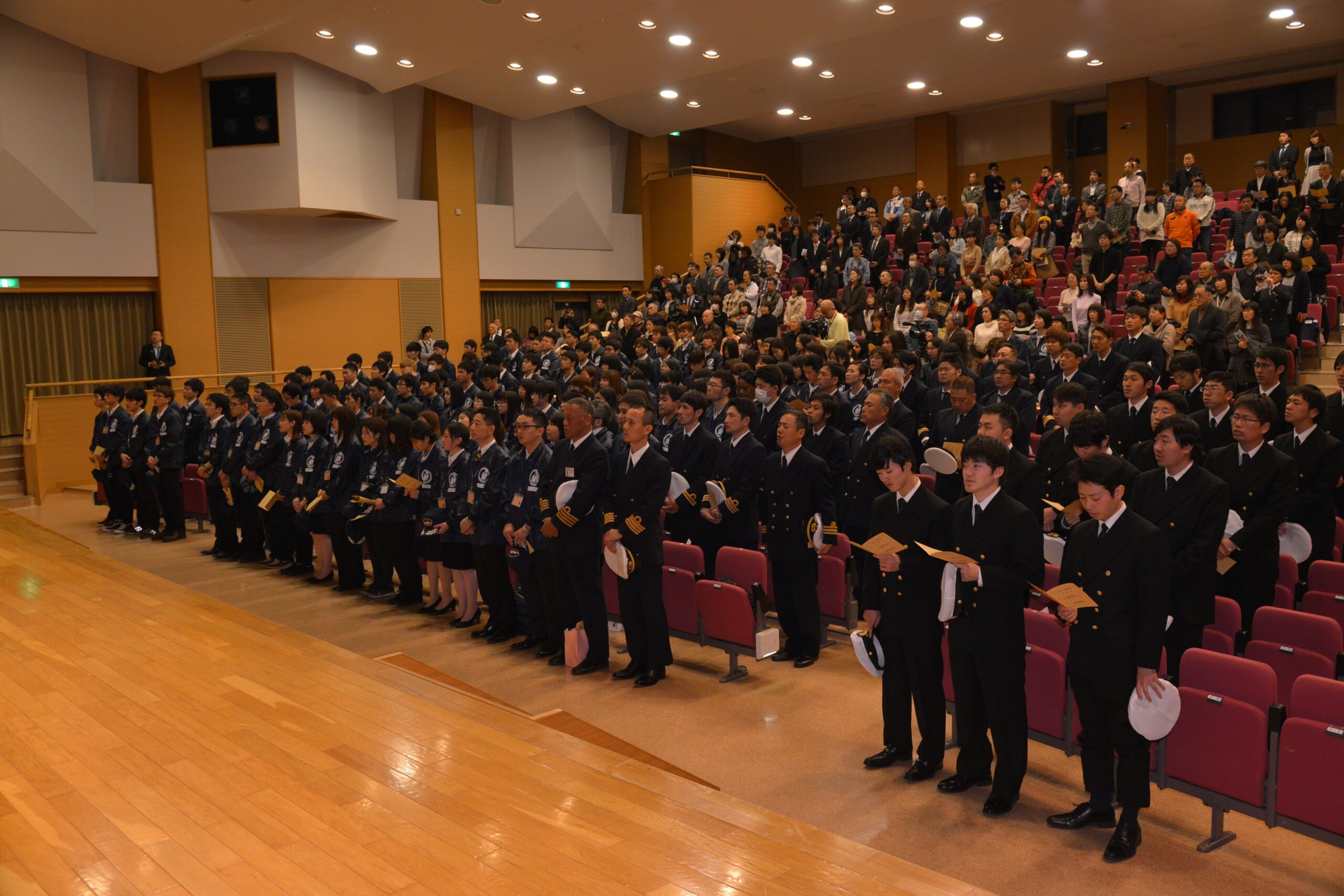 【2段目】『出港式』に参加する研修学生.JPG
