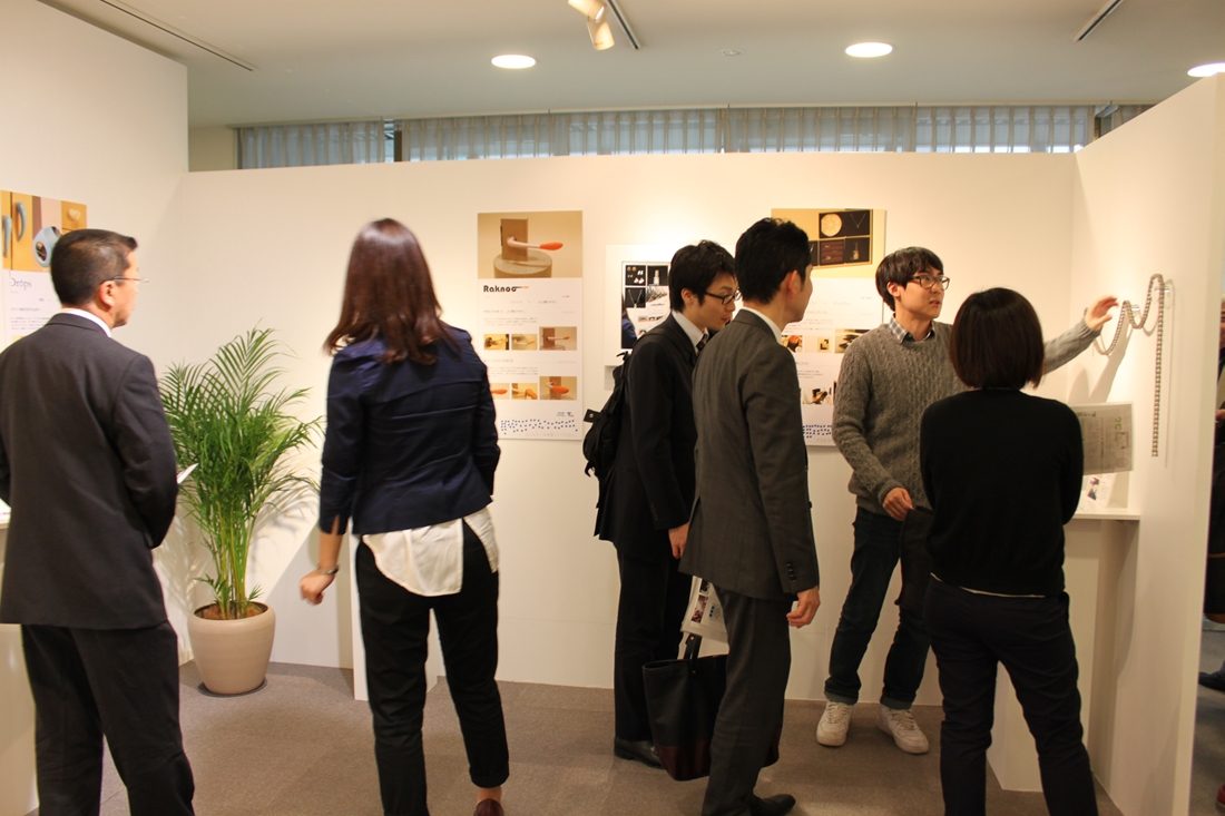 教ｈｐ報告「産学連携作品展」01.jpg