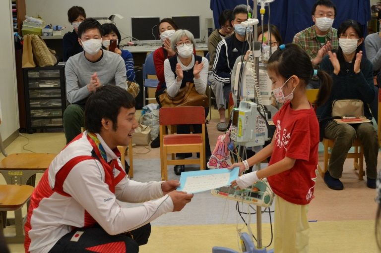 高藤選手慰問2_525.jpg