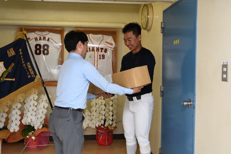 読売ジャイアンツの菅野選手から硬式野球部に木製バットが贈られました 