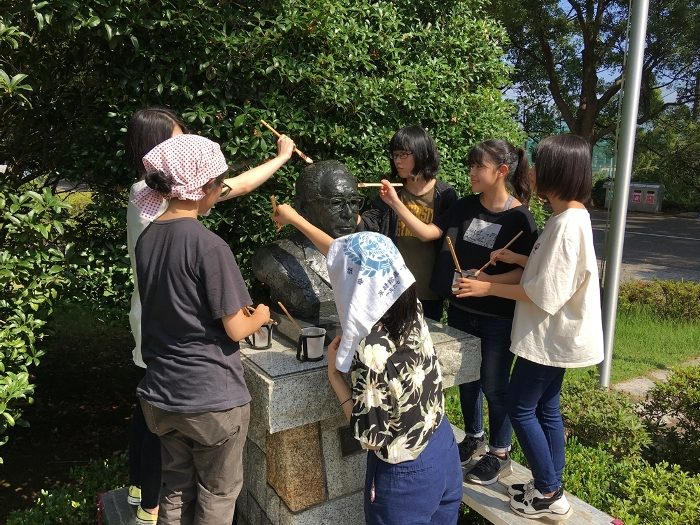 彫刻を触る3 525.jpg