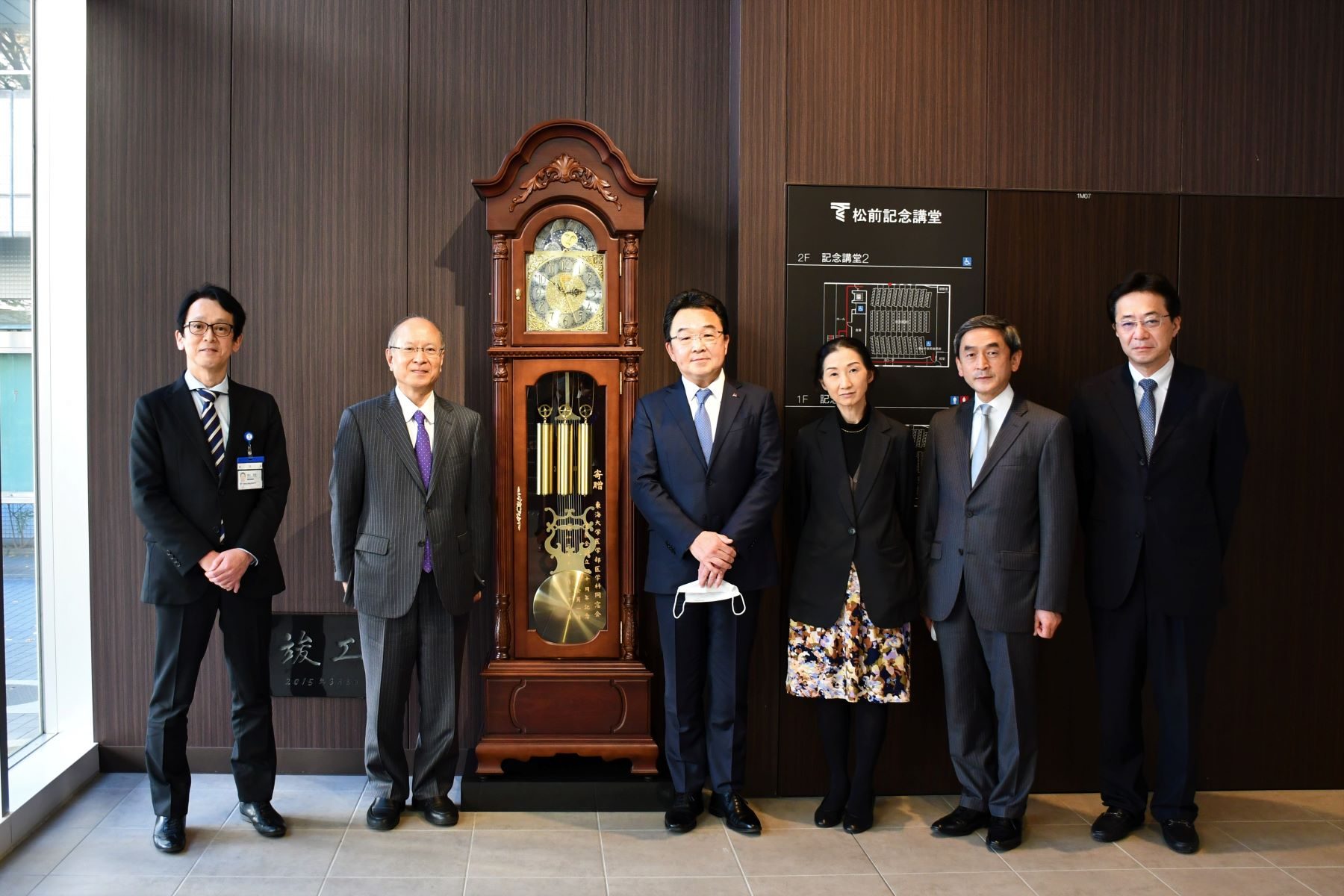 医学部医学科同窓会「星医会」から医学部にホールクロックが寄贈され