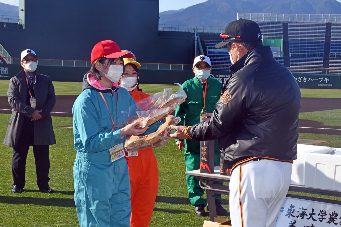 原監督率いる読売巨人軍に農学部の学生らが農産加工品を差し入れました