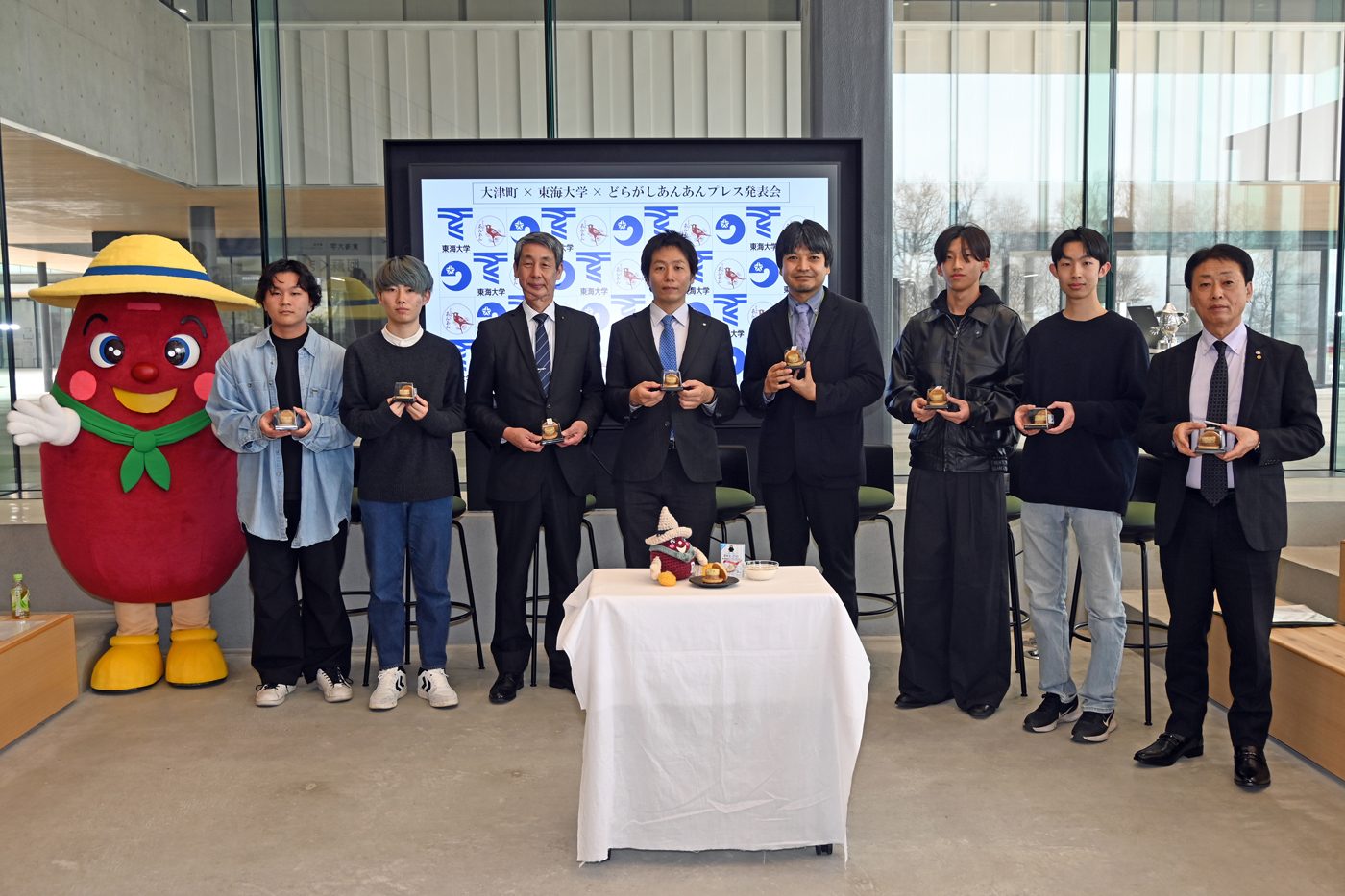 木下准教授と商品開発サークルの学生が大津町、どら焼き専門店とコラボ