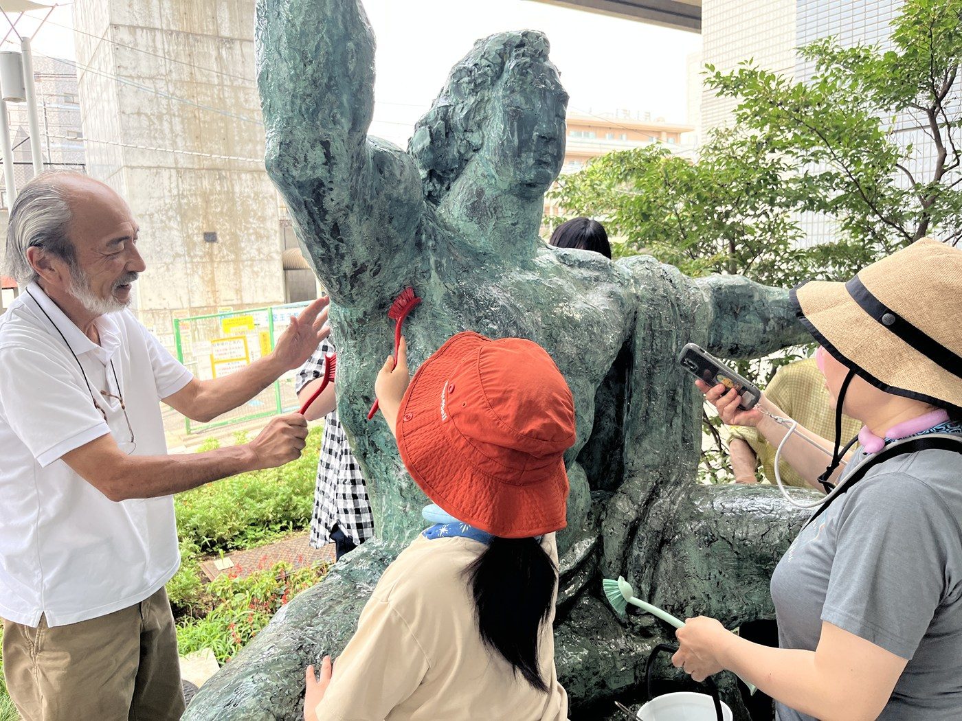 大特価！石製果樹彫刻 赤と緑 高さ約68センチ 彫刻家 名和晃平の彫刻作品が恵比寿東公園（タコ公園）に設置 – ADF