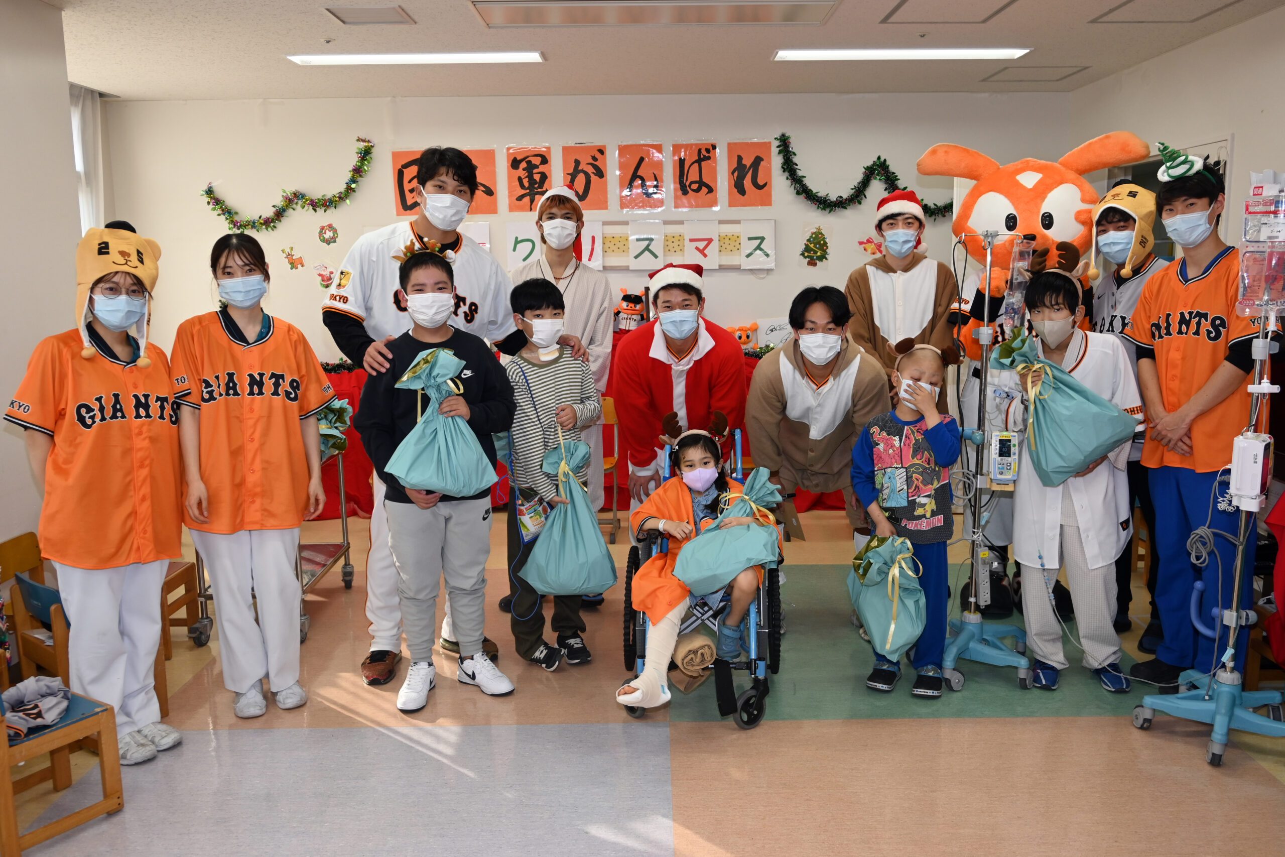 読売ジャイアンツの3選手が医学部付属病院に入院中の子どもたちと交流