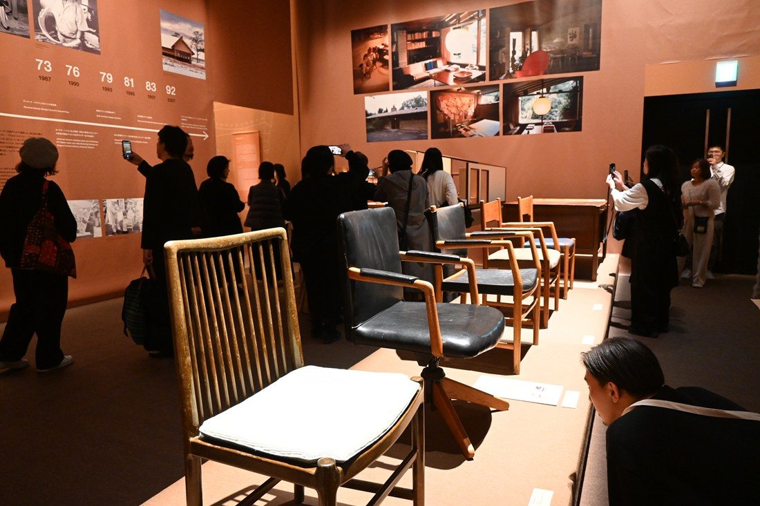 織田憲嗣名誉教授のコレクションによる「ハンス・ウェグナー展」が開催