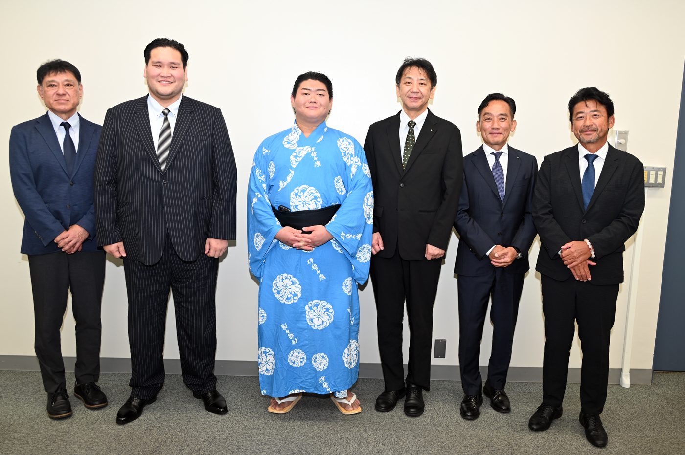 ラグビー部OBで大相撲入りした原口さん（天岳富士）が木村学長を表敬