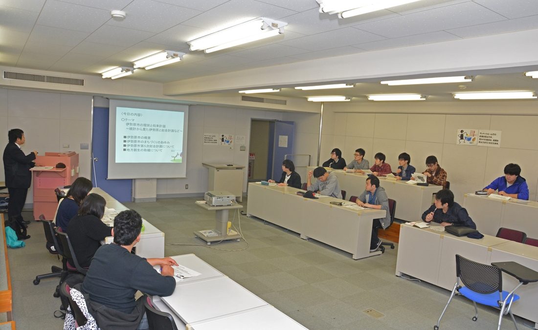 政経hp報「伊勢原・講演」01.jpg