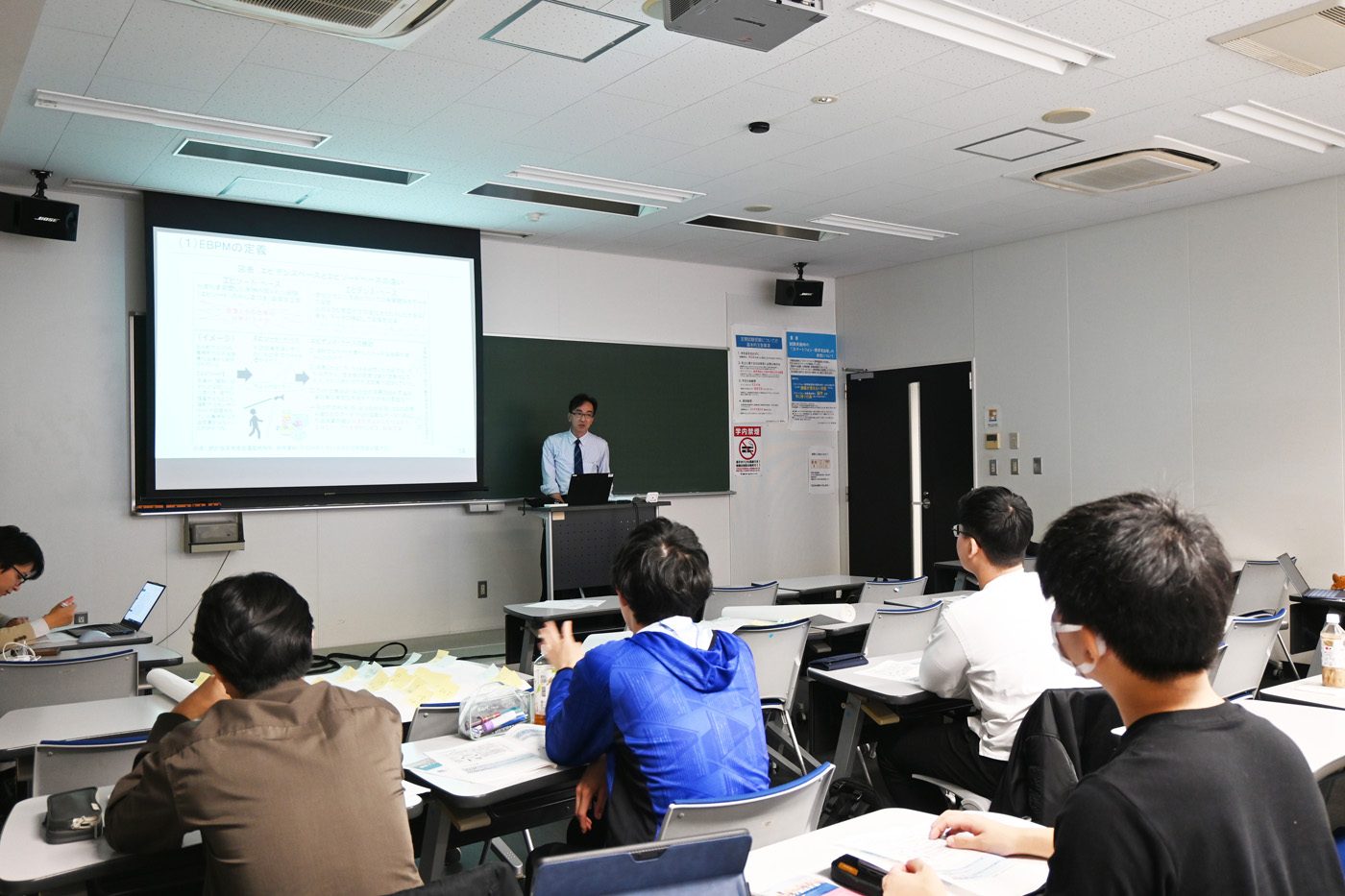 総合社会科学研究所の大塚敬客員教授が「地域振興のための政策形成演習
