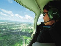 ノースダコタの上空を一人で飛ぶ男性