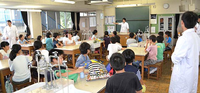 応用化学科の学生有志が「えびなっ子サマースクール」に協力しました