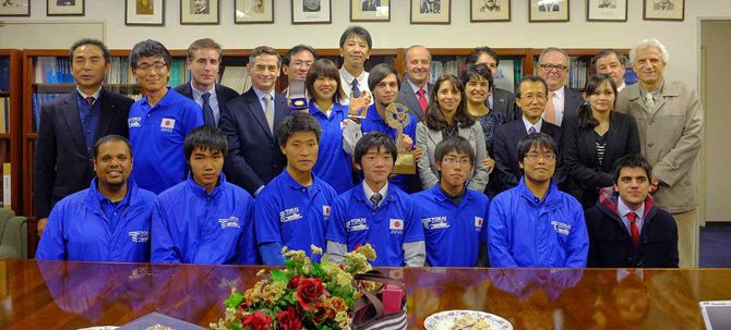 ライトパワープロジェクトのソーラーカーチームが駐日チリ共和国大使館を表敬訪問