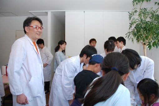 応用化学科の秋山教授と学生が Dr アキヤマのサイエンス教室 を開きました ニュース 工学部 東海大学 Tokai University