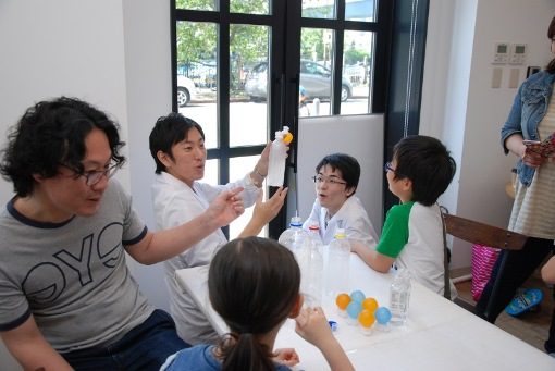 応用化学科の秋山教授と学生が Dr アキヤマのサイエンス教室 を開きました ニュース 工学部 東海大学 Tokai University