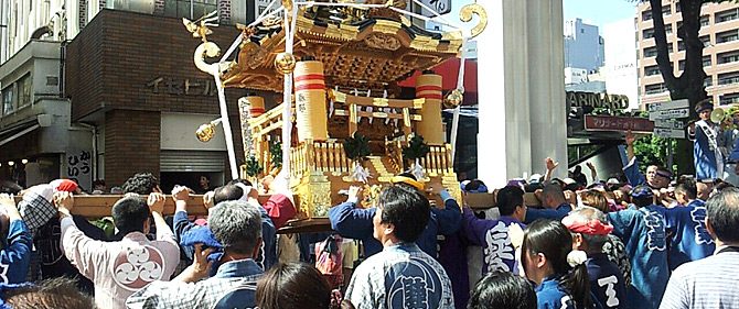 「横浜開港祭 みこしコラボレーション」に情報科学科の学生が参加しました