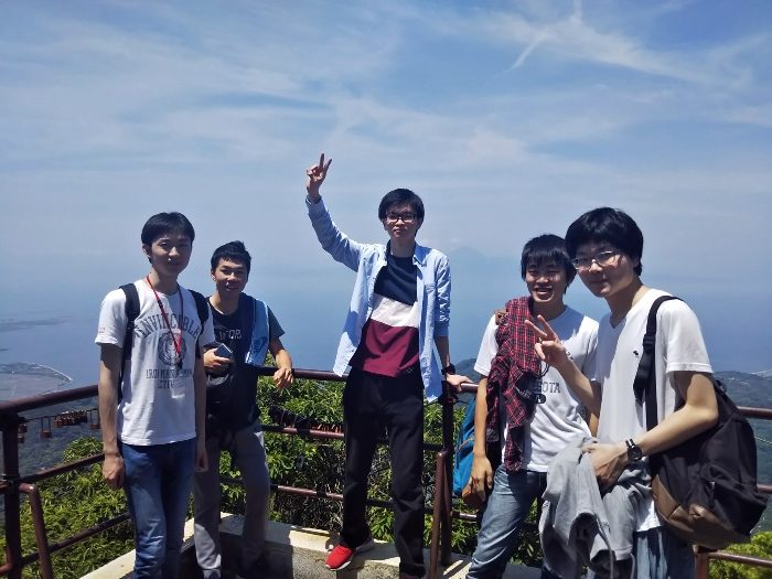 対岸の島原を背景に金峰山山頂での記念撮影_525.jpg