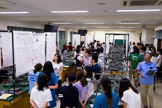 フレッシュマンゼミナールで調査発表会を行いました01.jpg