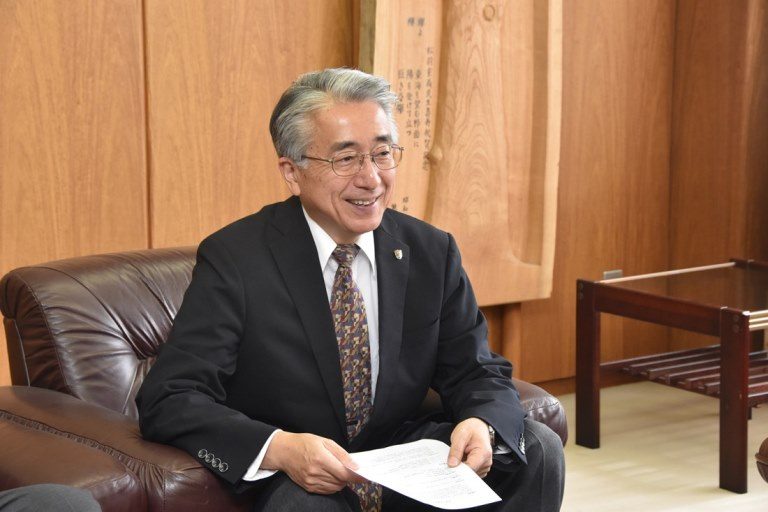 阿蘇キャンパス学長室に飾られていた絵画 水田 を佐賀大学に返還しました ニュース 農学部 東海大学 Tokai University