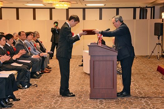 松前重義学術奨励賞_農学部・米田先生１.jpg_525.jpg