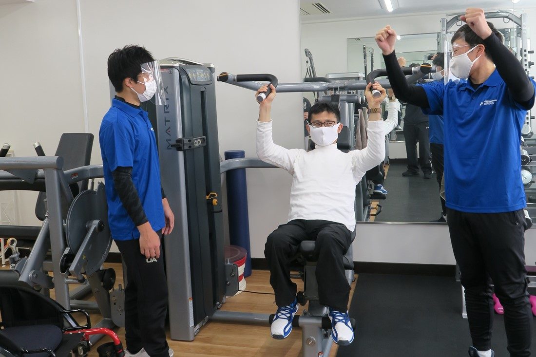 有志学生が教員を対象にパーソナルトレーニングのサポートを行い