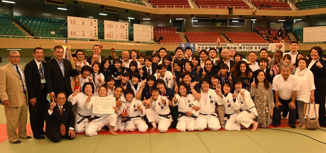 全日本学生柔道優勝大会で女子柔道部が12年ぶり5度目の優勝を飾りました ニュース 体育学部 東海大学 Tokai University 全日本学生柔道優勝大会で女子柔道部が12年ぶり5度目の優勝を飾りました ニュース 体育学部 東海大学 Tokai University