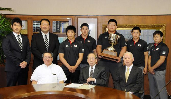 全日本選手権を制した男子柔道部の王子谷選手と世界選手権に出場する選手らが代々木キャンパスにて報告