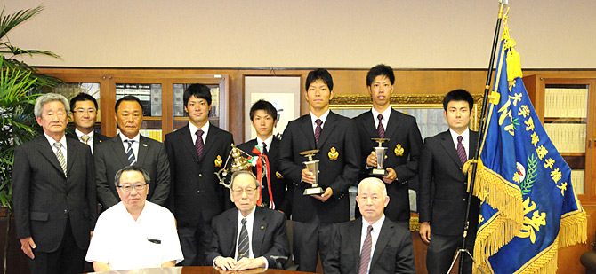 全日本大学野球選手権大会を制した硬式野球部が代々木キャンパスで優勝を報告しました